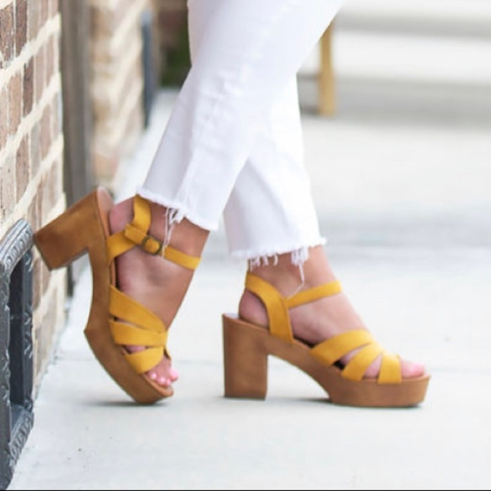 American Eagle Sandals